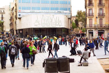 BARCELONA, İspanya - 30 Nisan 2016: Yeni Meydan 'da Katalonya Mimarlık Koleji önünde turistler