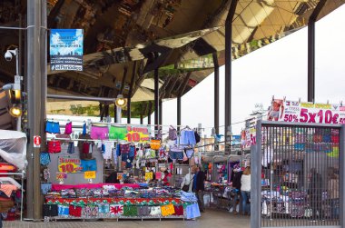 BARCELONA, İspanya - 30 Nisan 2016 - Modern aynalı tavanlı bit pazarı