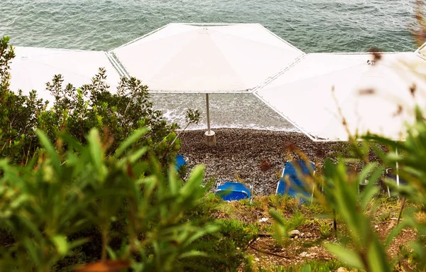 Beach Umbrellas Pebble Beach People — Stock Photo, Image