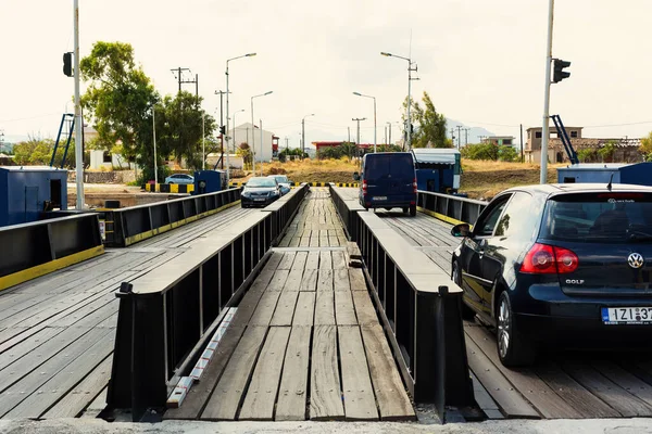 Loutraki Grécia Setembro 2015 Carros Ponte Flutuante Canal Corinto Istmo — Fotografia de Stock