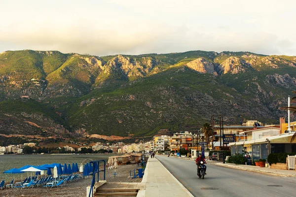 LOUTRAKI, GREECE - 29 Eylül 2015: Corinth Körfezi 'ndeki Loutraki kasabasının rıhtımında gün batımı