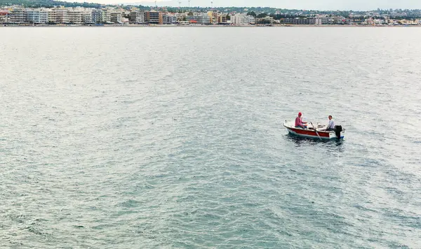 Λουτρακη Ελλαδα Σεπτεμβριου 2015 Δύο Ψαράδες Βάρκα Στον Κορινθιακό Κόλπο — Φωτογραφία Αρχείου