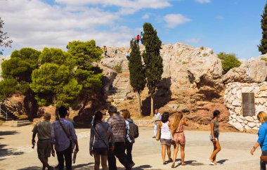 ATİNA, GREECE - Ekim 01, 2015: Yunan Akropolü, Atina, Yunanistan 'daki Areopagus girişine yakın turistler