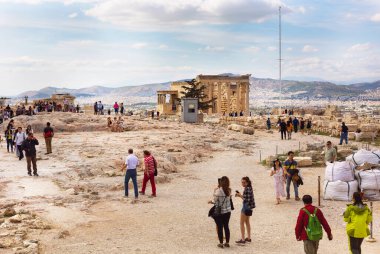 ATİNA, GREECE - ECTOBER 01, 2015: Yunan Akropolü, Atina, Yunanistan 'daki Echtheion Tapınağı yakınlarındaki turistler