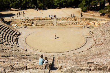 EPIDAURUS, GREECE - ECTOBER 03, 2015: Yunanistan 'daki antik Epidaurus, Argolida ilinde turistler, Mora yarımadası.