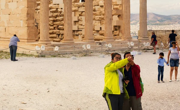 Atenas Grécia Outubro 2015 Turistas São Fotografados Contra Fundo Templo — Fotografia de Stock