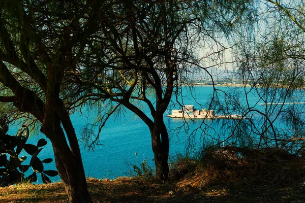 Castelo Bourtzi Através Das Árvores Nafplio Grécia — Fotografia de Stock