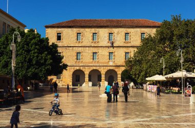 NAFPLIO, GREECE - Ekim 04, 2015: Yunanistan 'ın Nafplion kentindeki Syntagma Meydanı' ndaki Nafplio Arkeoloji Müzesi