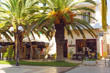 NAFPLION, GREECE - 4 EKİM 2015: Nafplion Caddesi 'nde Sabah. Argolida, Moreloponnese, Yunanistan