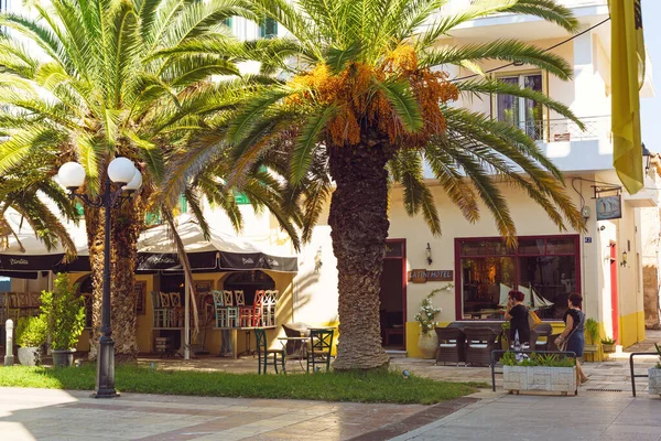 NAFPLION, GREECE - 4 EKİM 2015: Nafplion Caddesi 'nde Sabah. Argolida, Moreloponnese, Yunanistan