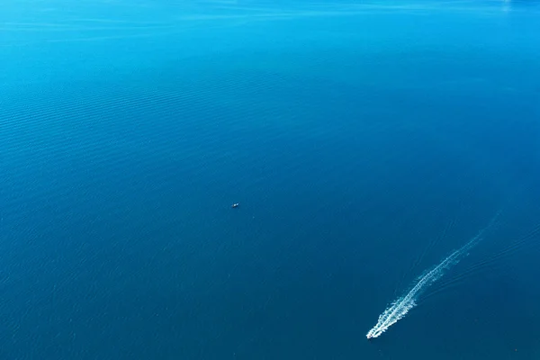 Deniz yüzeyinde iki tekne