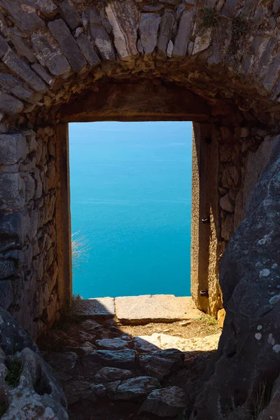 Duvarda tehlikeli bir kapı var. Palamidi Kalesi, Nafplion, Argolida, Moreloponnese, Yunanistan