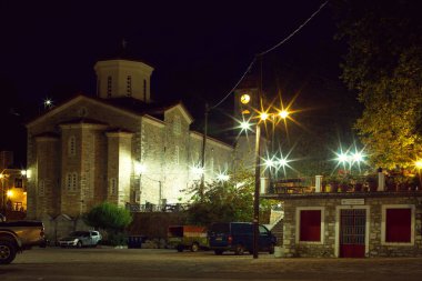 KOSMAS, GREECE - OKTOBER 04, 2015: Azizler Anargyroi Kilisesi 'nin küçük bir dağ kasabası olan Kosmas, Yunanistan, Mora