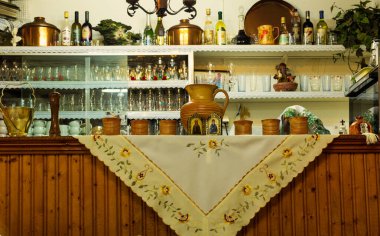 KOSMAS, GREECE - OKTOBER 04, 2015: Yunanistan 'ın Peloponnese kentindeki küçük bir dağ kasabasındaki rahat bir restoranda bar tezgahı