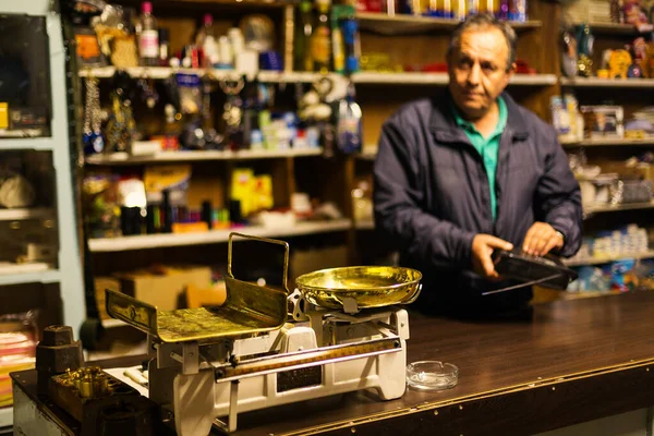 KOSMAS, GREECE - OKTOBER 04, 2015: Yunanistan 'ın Peloponnese kentindeki küçük bir dağ köyünde küçük bir dükkan