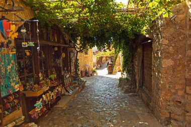 MONEMVASIA, GREECE - ECTOBER 05, 2015: Monemvasia turizm kasabasındaki hediyelik eşya dükkanı ve sokak kafesi.
