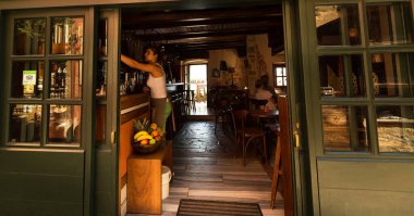 MONEMVASIA, GREECE - ECTOBER 05, 2015: Monemvasia 'nın ortaçağ kasabasındaki kafe