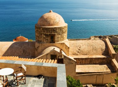 Yunanistan 'ın Mora eyaletinin Monemvasia kentinde deniz manzaralı bir ev.