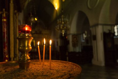 MONEMVASIA, GREECE - ECTOBER 05, 2015: Monemvasia 'nın ortaçağ kasabasındaki İsa Elkomenos Ortodoks Kilisesi' nde mumlar