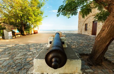 Monemvasia, Moreloponnese, Yunanistan 'daki ortaçağ turizm kasabasının ana meydanındaki top sesleri