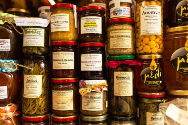 MONEMVASIA, GREECE - ECTOBER 05, 2015: Monemvasia 'nın ortaçağ kasabasındaki küçük bir dükkanda el yapımı yiyecek