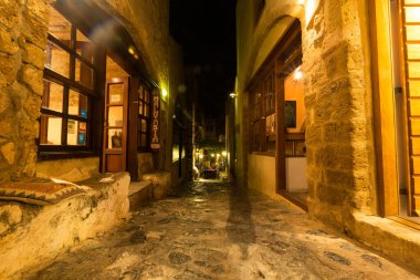 MONEMVASIA, GREECE - ECTOBER 05, 2015: Yunanistan 'ın Peloponnese kentinde, geceleyin küçük bir ortaçağ kasabası olan Monemvasia' da sokak