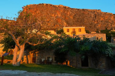 MONEMVASIA, GREECE - 06 Ekim 2015: Monemvasia 'daki evler, Peloponnese, Yunanistan
