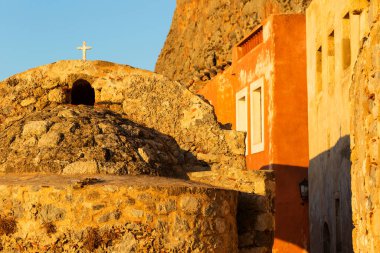 Yunanistan 'ın Monemvasia kentindeki ortaçağ turizm kasabasındaki eski kilise