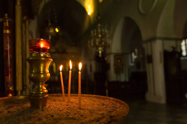MONEMVASIA, GREECE - ECTOBER 05, 2015: Monemvasia 'nın ortaçağ kasabasındaki İsa Elkomenos Ortodoks Kilisesi' nde mumlar