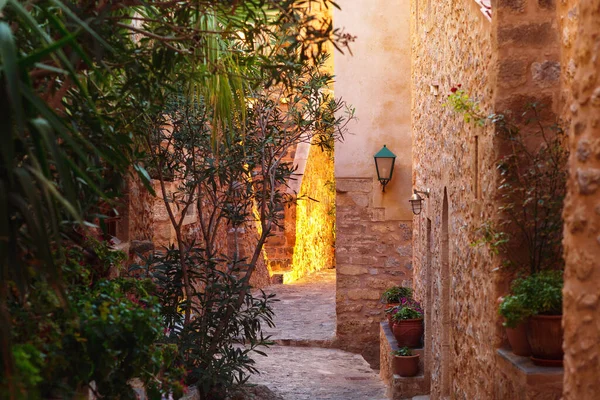 Monemvasia, Moreloponnese, Yunanistan 'da bir ortaçağ taş sokağında şafak vakti