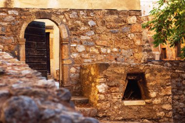 Ortaçağ Monemvasia 'sında odun yakan ocağı olan terk edilmiş eski bir taş ev. Monemvasia, Laconia, Moreloponnese, Yunanistan.