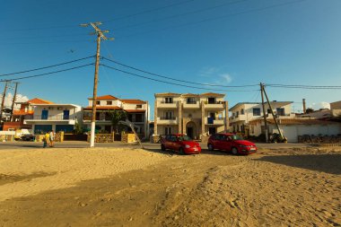 ELAFONISOS, LACONIA, GREECE - 08 Ekim 2015: Sahilden yola, Akdeniz Yıldızı Oteli ve Palm House Apartmanları.