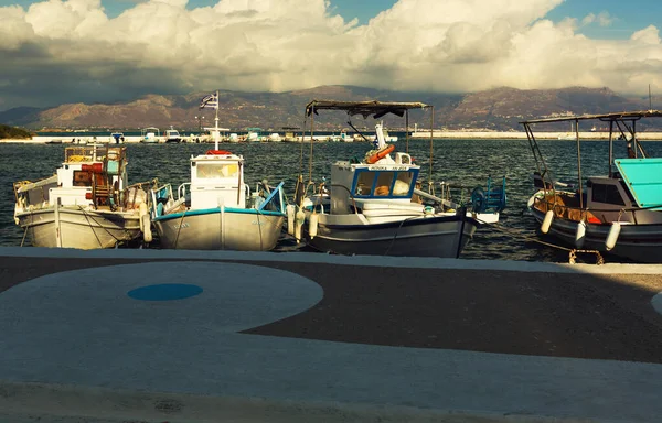 Elafonisos Grekland Oktober 2015 Fiskebåtar Vid Piren Staden Elafonisos Elafonisos — Stockfoto