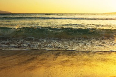 Elafonisos, Laconia, Yunanistan 'da Simos sahilinde turistler olmadan gün batımı