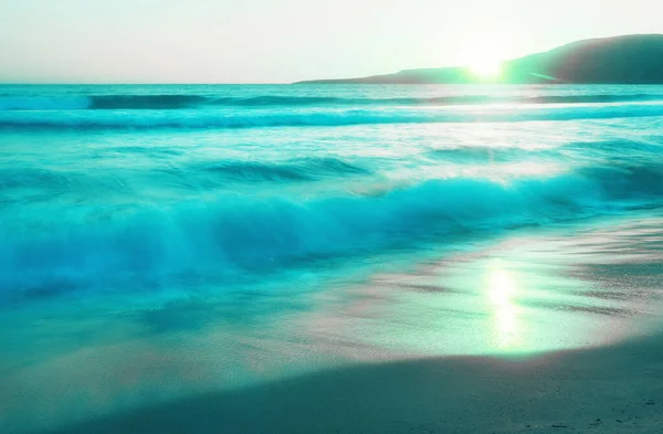 日落在希腊拉科尼亚的Elafonisos岛上的海滩上 蓝色过滤器 — 图库照片