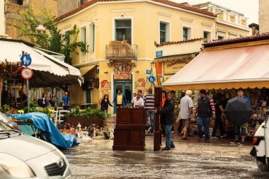 ATİNA, GREECE - 11 Ekim 2015: Ermou Caddesi 'ndeki Monastiraki Bit Pazarı' ndaki insanlar