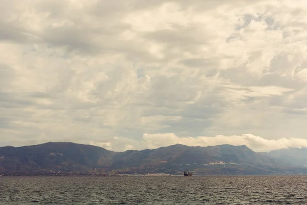 Elafonisos Adası, Elafonisos, Laconia, Yunanistan 'dan Peloponnese yarımadasının manzarası