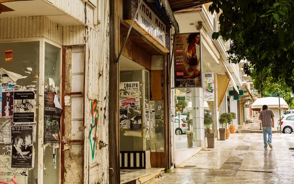 SPARTA, GREECE - 10 Ekim 2015 Sparta şehrinin sokaklarında reklamlar ve panolar