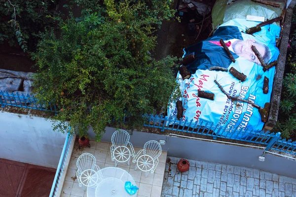 MEGALOPOLI, GREECE - 10 Ekim 2015: Teras, masa, sandalye ve seçim afişi. Megalopoli, Moreloponnese, Yunanistan