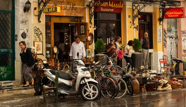 Atenas Grecia Octubre 2015 Personas Mercado Pulgas Monastiraki Calle Ermou — Foto de Stock