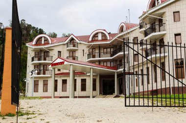 PLATEAU LAGO-NAKI, ADYGEYA, RUSSIA - 14 Eylül 2015: Rusya 'nın Adygea eyaletindeki Plateau Lago-Naki bölgesinde Azish-Tau Oteli' nin inşaatı