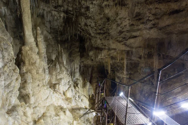 Azishskaya Mağarası 'nın içinde Lago-Naki platosuna yakın bir yerde, Adygeya, Rusya. Odak uzaklığı değişimi ile uzun pozlama.