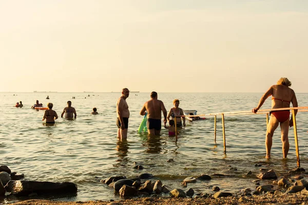 Russie Yeysk Août 2016 Les Gens Sur Plage Kamenka Coucher — Photo