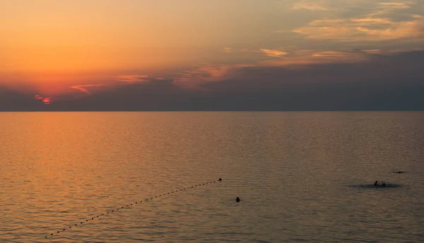 Siluetas Personas Nadando Mar Atardecer Rusia Mar Azov Territorio Krasnodar — Foto de Stock