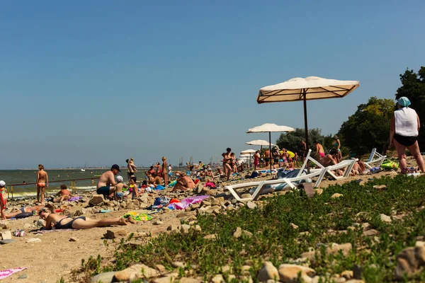 RUSSIA, YEYSK - 20 Ağustos 2016: Kamenka plajında turistler. Rusya, Azov Denizi, Krasnodar Bölgesi, Yeysk.