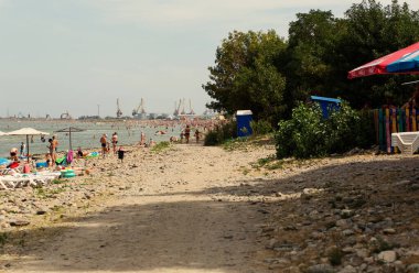 RUSSIA, YEYSK - 21 Ağustos 2016: Kamenka plajında turistler. Rusya, Azov Denizi, Krasnodar Bölgesi, Yeysk.