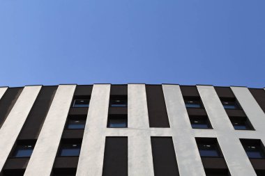 Masmavi gökyüzünün arka planında beyaz çizgili modern ev