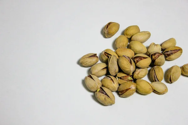 Puñado Pistachos Que Yacen Sobre Fondo Blanco Una Montaña Pistachos —  Fotos de Stock