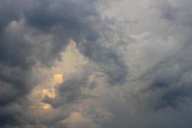 Bulutlu bir gökyüzü, yağmur başlamak üzere. Sıcak yaz akşamı