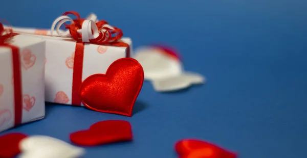 Cajas con regalos sobre fondo azul y corazón rojo. 14 de febrero, —  Fotos de Stock